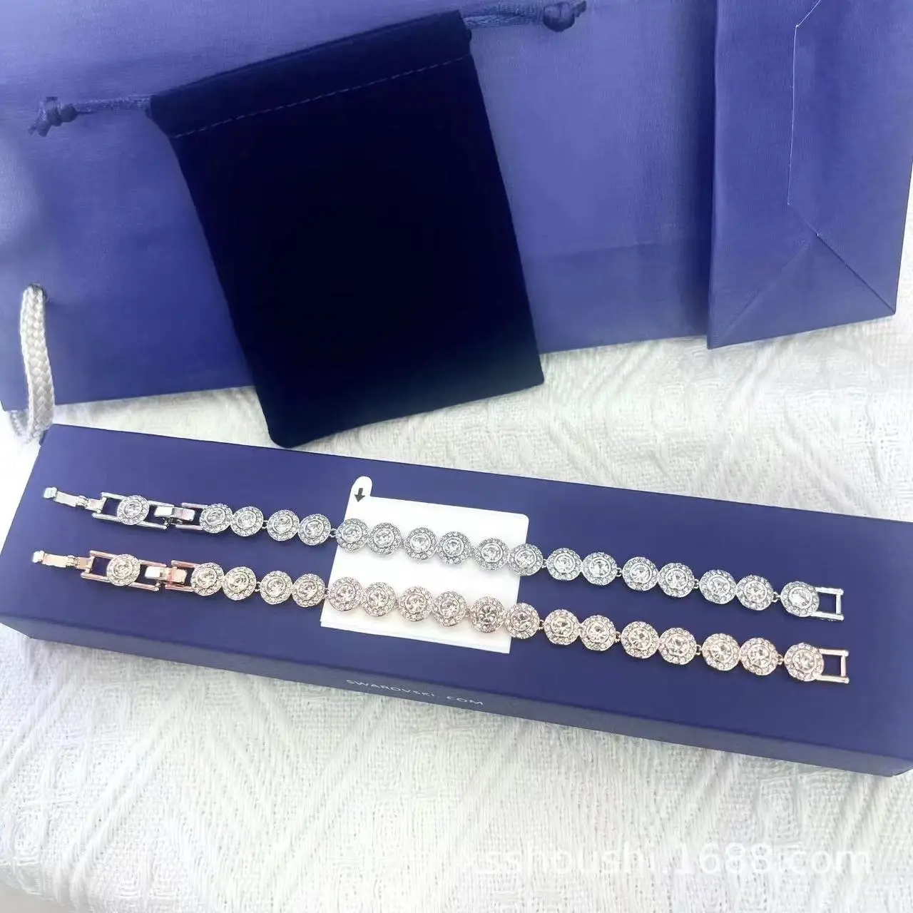 

The Exquisite and Luxurious Jewelry Set with A Fashionable, Simple and Classic Style and Diamond Inlays Is Charming.