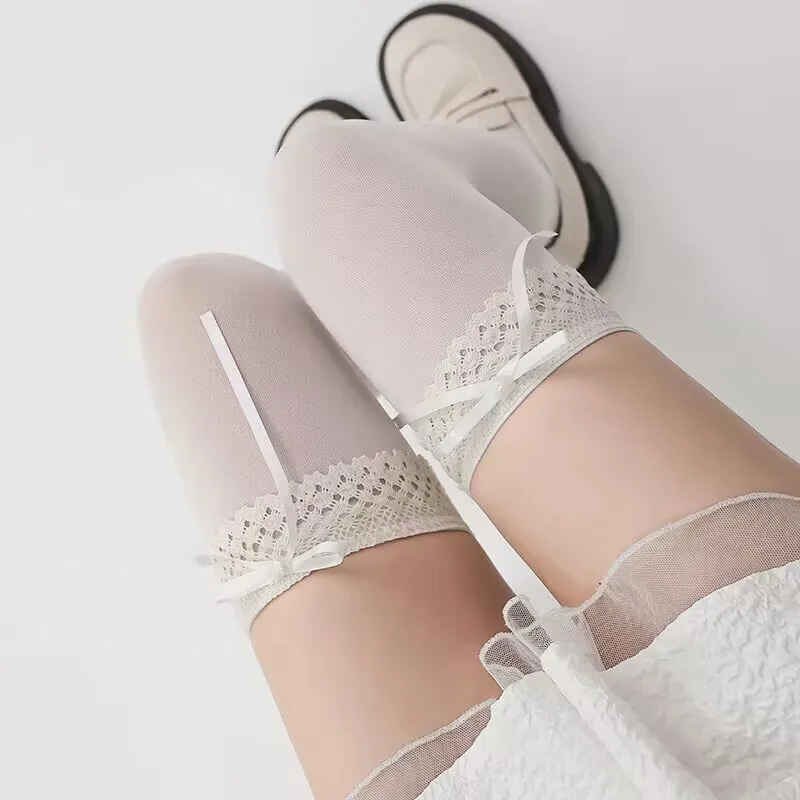 

Белые чулки-ботфорты в стиле Лолита с кружевной отделкой, жемчужным бантом и милым дизайном