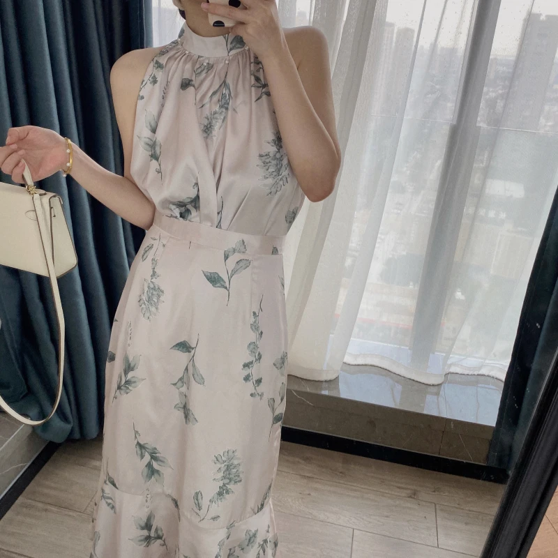 

Elegant Light Maturity Women Silk Feel Print Halter Top Slimming Half Skirt Misty Two Piece Set Autumn Fashion Ensemble