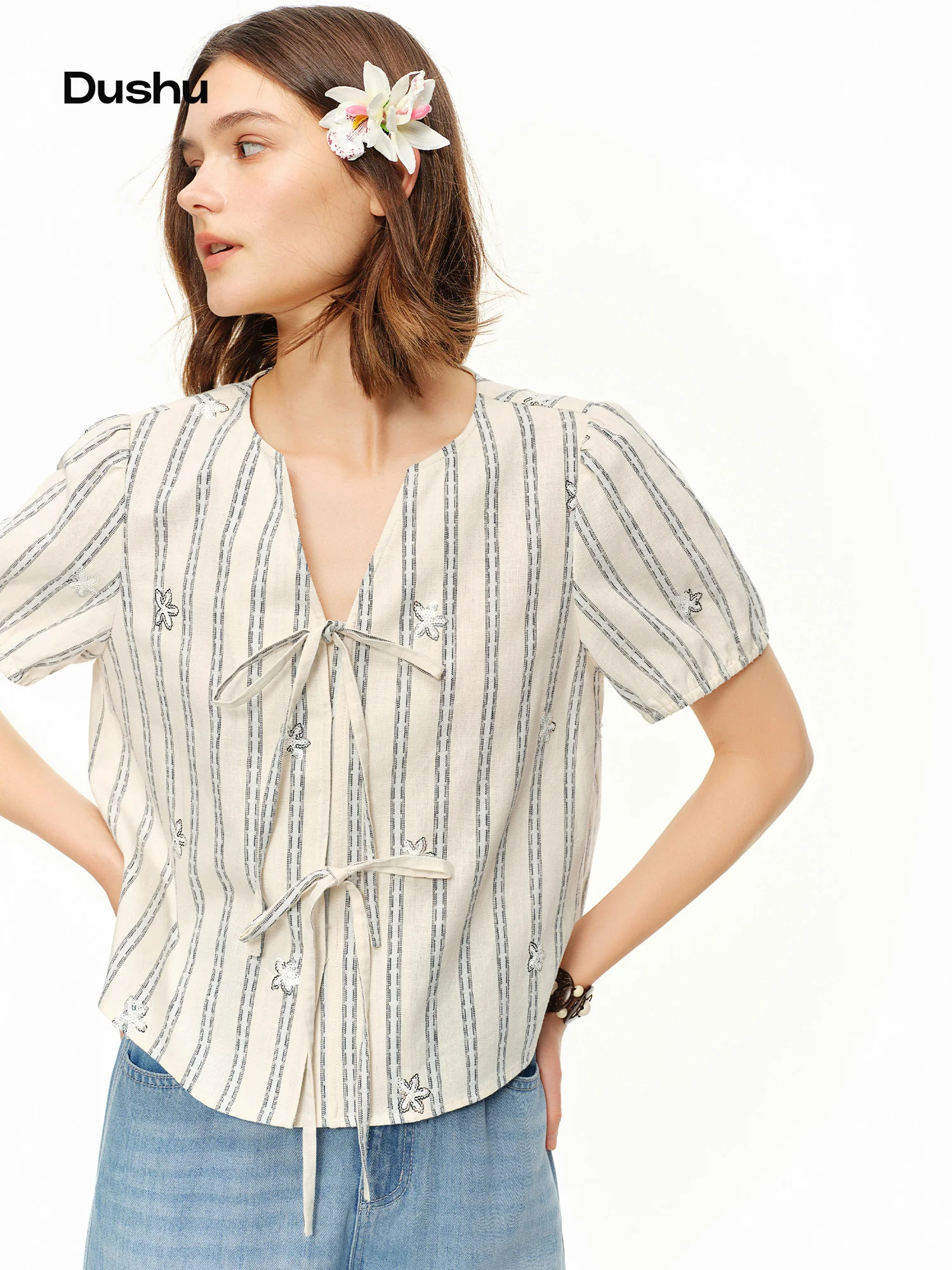 

DUSHU 2026 Новая летняя женская блузка в полоску с V-образным вырезом и коротким рукавом, топ из льна и хлопка с бисером для образа в стиле «кокетка» и повседневного расслабленного стиля
