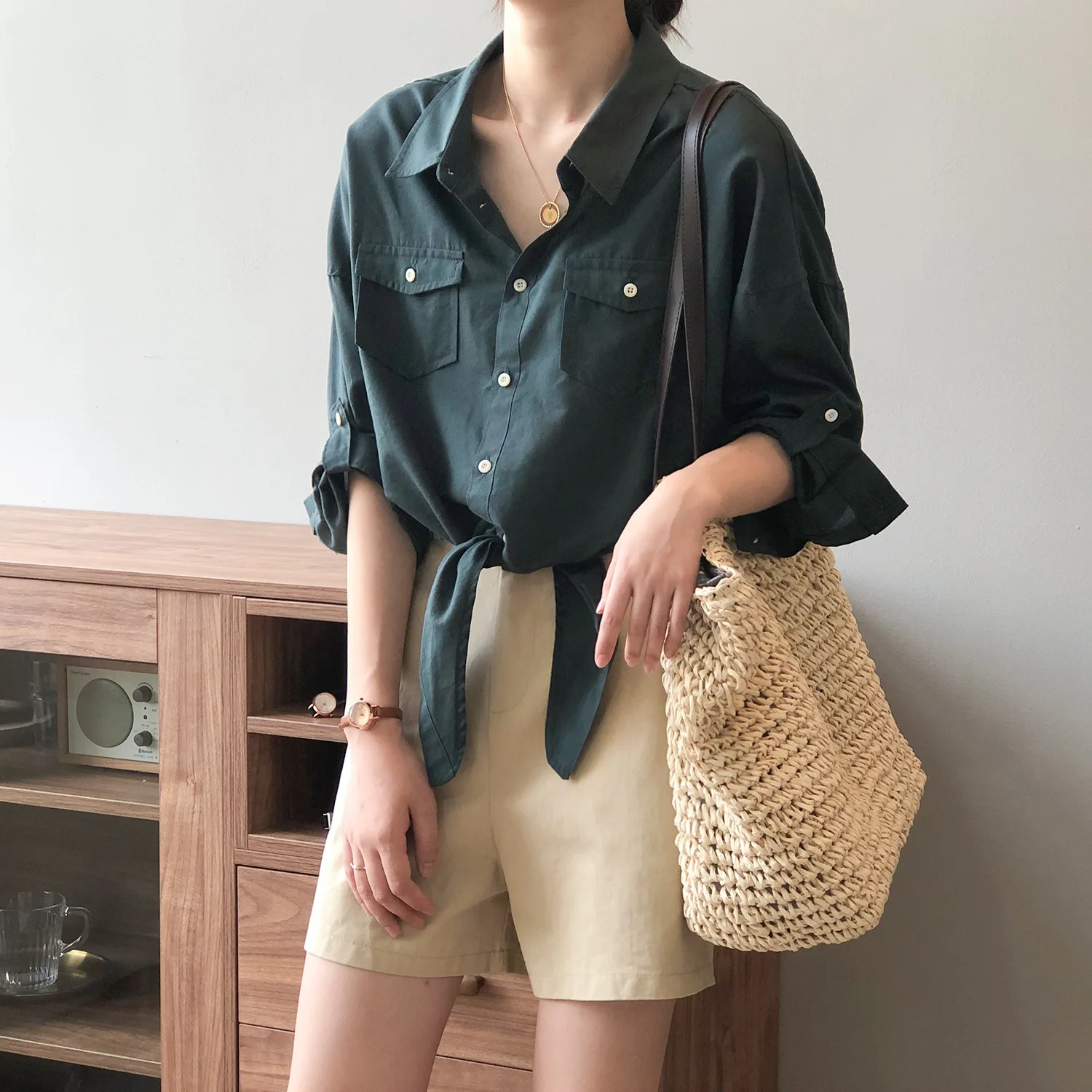 

Retro Hong Kong style loose design shirt for women in spring 2025 fashionable lace up shirt for women, stylish top