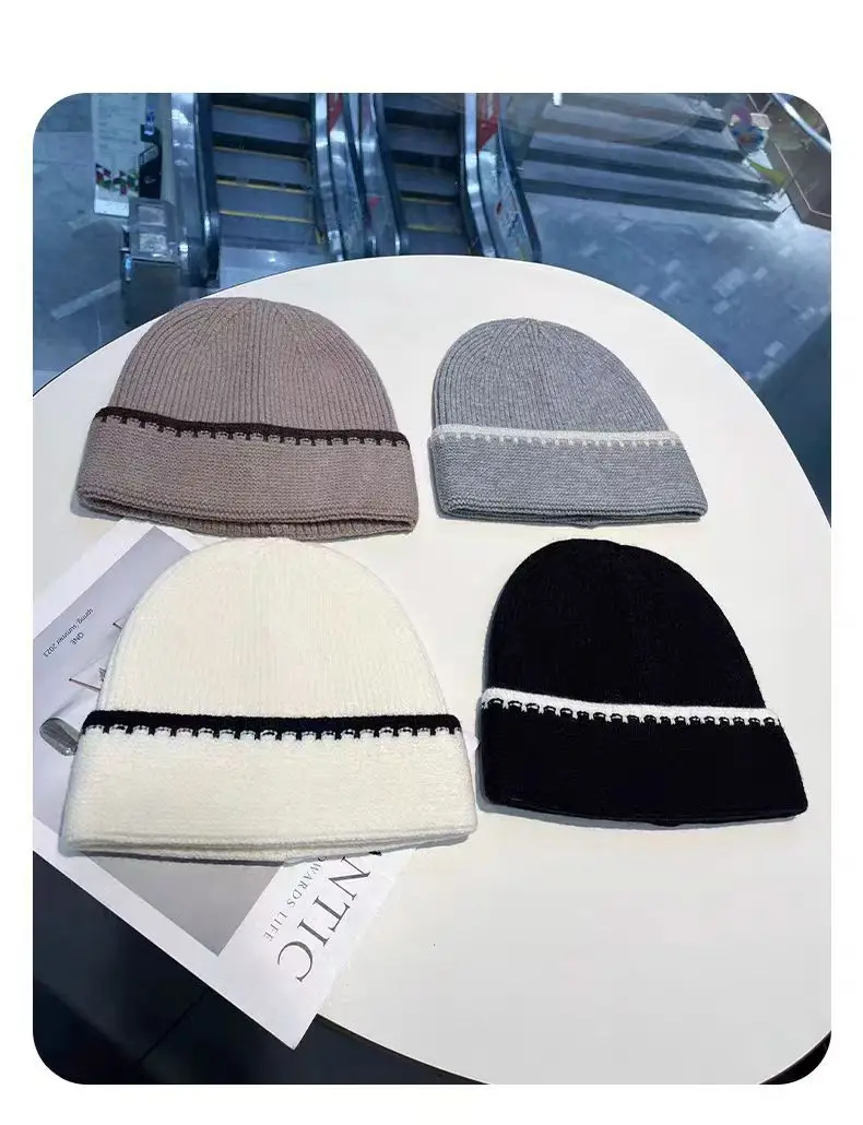 Minimal farbblockierende gestreifte Strickmützen für Damen, vielseitig einsetzbar im Herbst und Winter, modische und trendige warme Mützen – Detail 1
