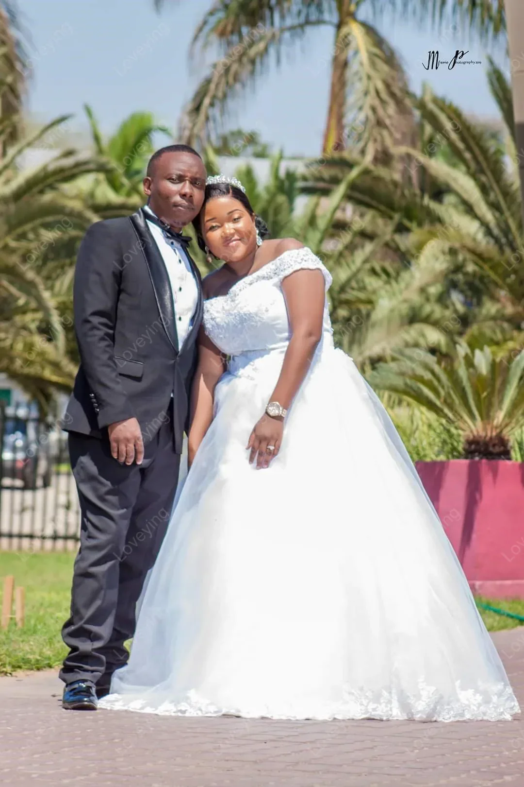 ชุดแต่งงานวินเทจแบบเปิดไหล่ ชุดเจ้าสาวทรงบอลกาวน์ประดับลูกไม้ ชุดเจ้าสาวแอฟริกันแบบสั่งทำพิเศษ