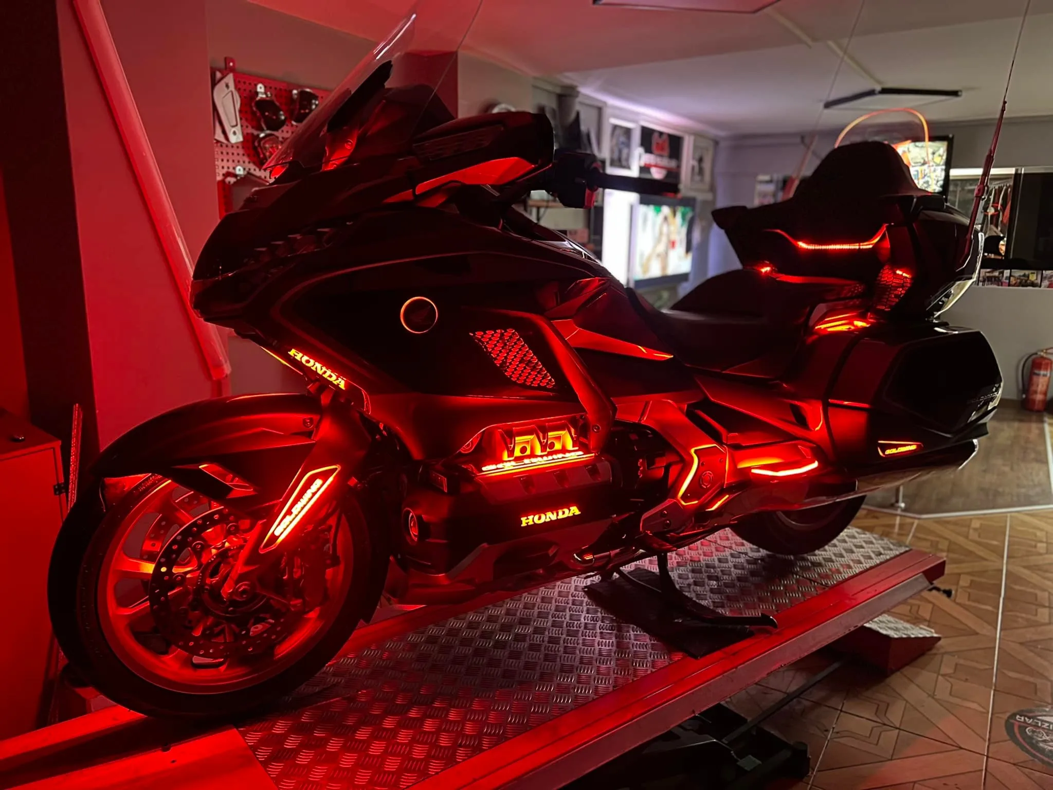لهوندا Goldwing 1800 GL1800 2018-حراس محرك الدراجة النارية حماية المحرك LED غطاء المحرك أضواء LED الحرس