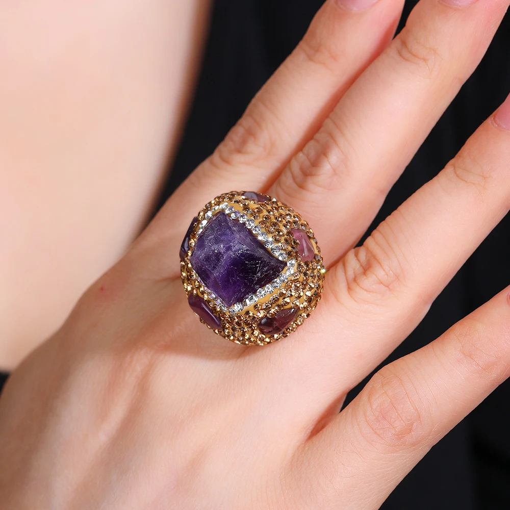 Verstellbarer, goldfarben plattierter breiter Ring mit natürlichem gelbem Amethyst-Kristallstein, unregelmäßige eingelegte Öffnung, leichter Luxusschmuck