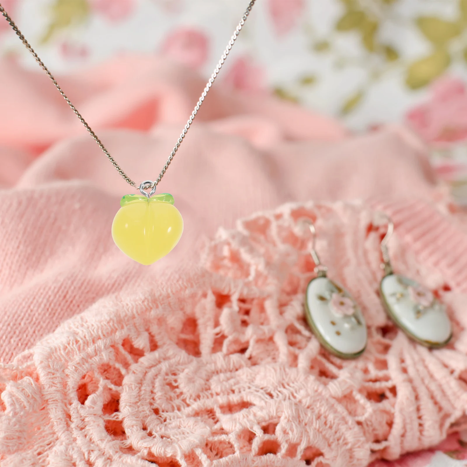 20 pçs doce cor pingente ornamento reutilizável encantos pêssegos diy colar pequena resina em massa misturada tamanho pequeno