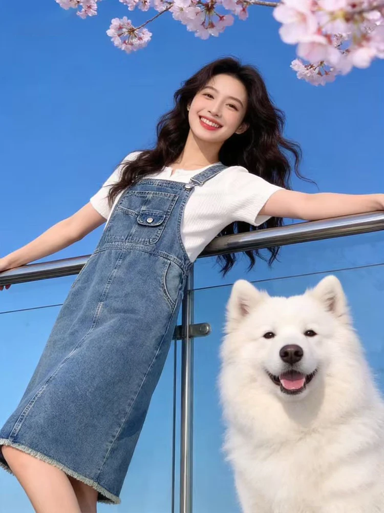 

Летний модный джинсовый комбинезон, женская футболка с круглым вырезом, облегающий трикотажный топ с коротким рукавом и юбка в комплекте, стильный комплект для создания молодого образа.