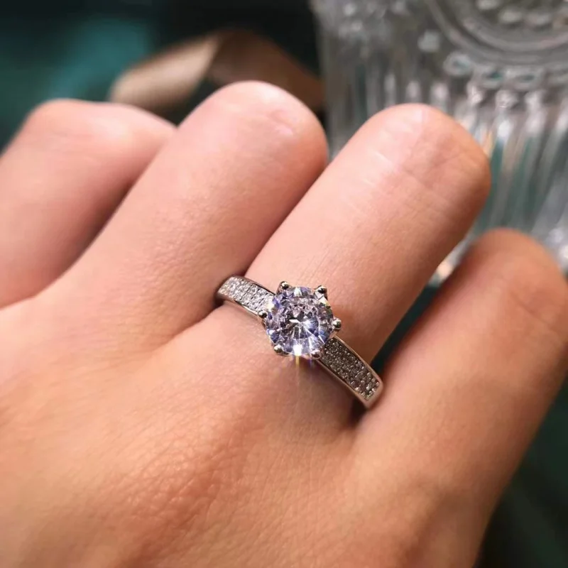 

Открытое регулируемое женское кольцо с шестью зубцами и одним каратным высокоуглеродистым бриллиантом