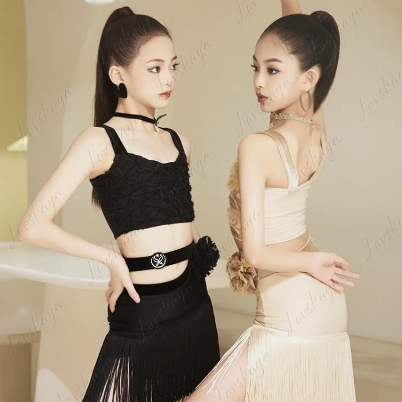 Ein bequemes Kleidungsset zum Üben und Aufführen von lateinamerikanischen Tanz, mit weißen dreidimensionalen High-End-Blumen.