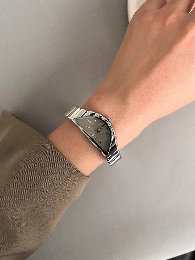 Women's Quartz Watch Golden Half Moon Plate Antique Fashion Niche Unique Design Ladies Watches Luxury