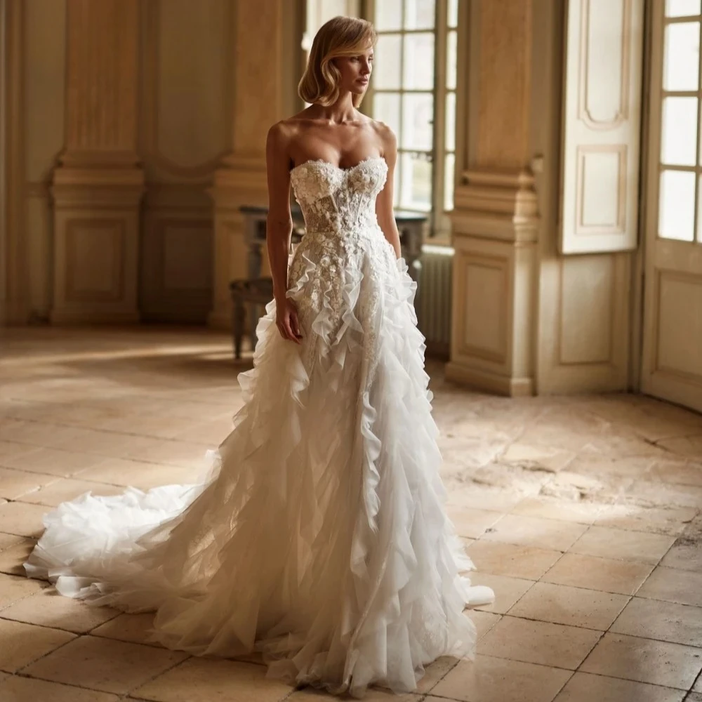 Elegantes, gerüschtes, plissiertes, langes Brautkleid in A-Linie, romantisches Brautkleid mit herzförmigem Ausschnitt und Spitzenapplikationen, maßgeschneidertes Robe De Mariée