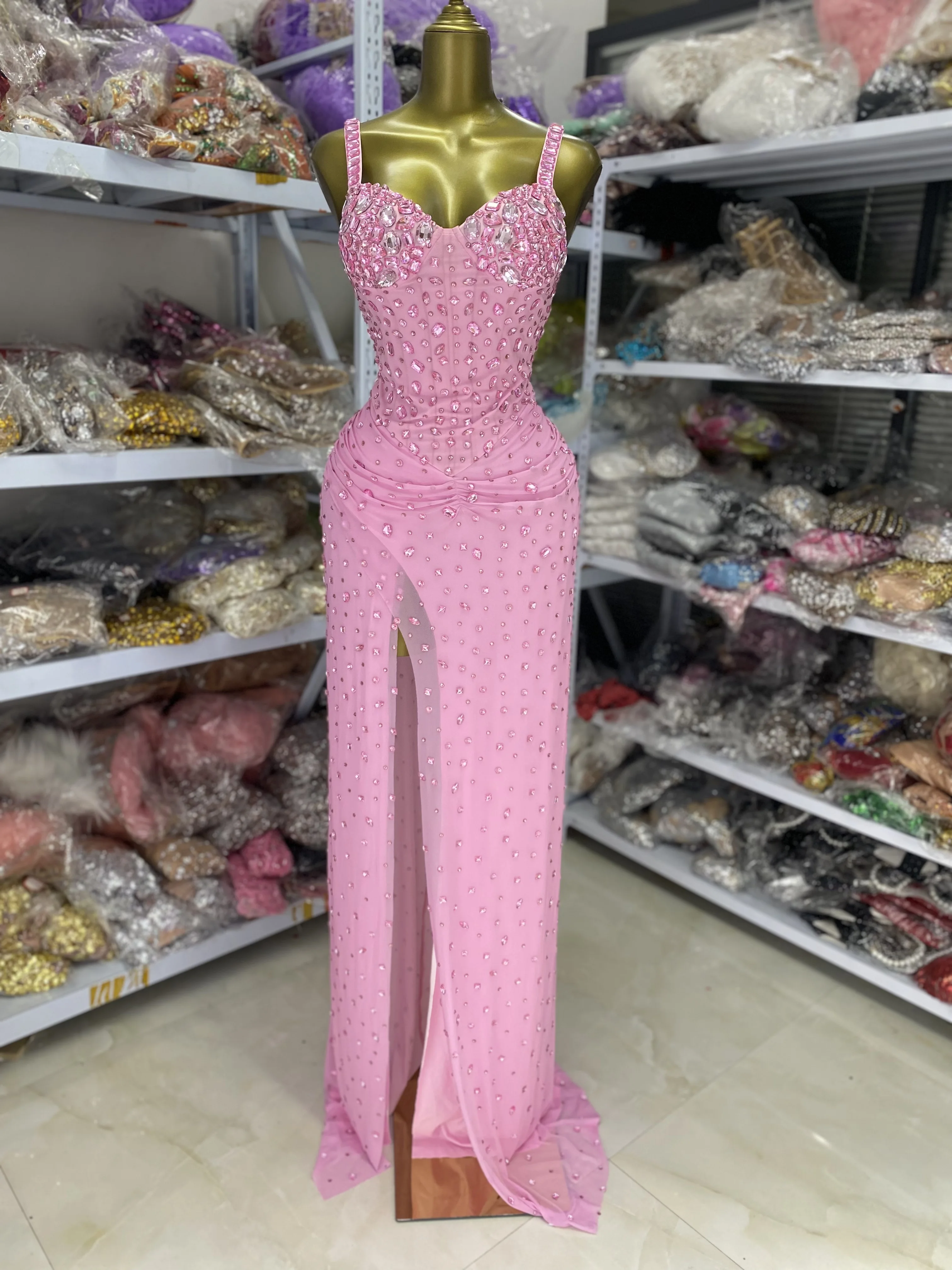 فستان عيد ميلاد نسائي وردي فاخر بطانة مرصعة بأحجار الراين الكريستالية بطول الأرض مناسبة خاصة فساتين الحفلات المسائية للمشاهير