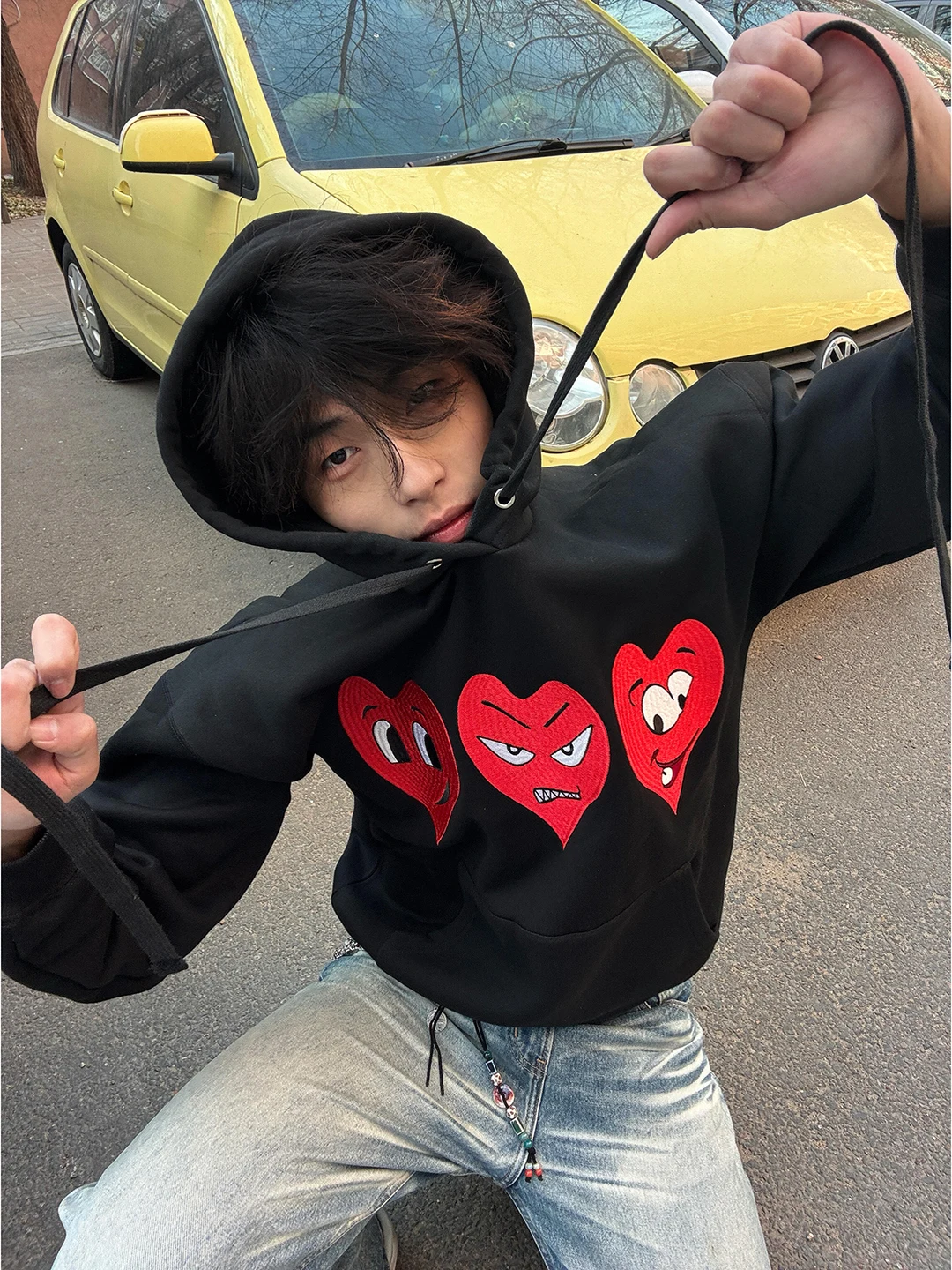 

Мужская толстовка с капюшоном и флисовой подкладкой в американском стиле, осенне-зимняя, черная, с принтом в виде сердец, повседневная, удобная, дышащая