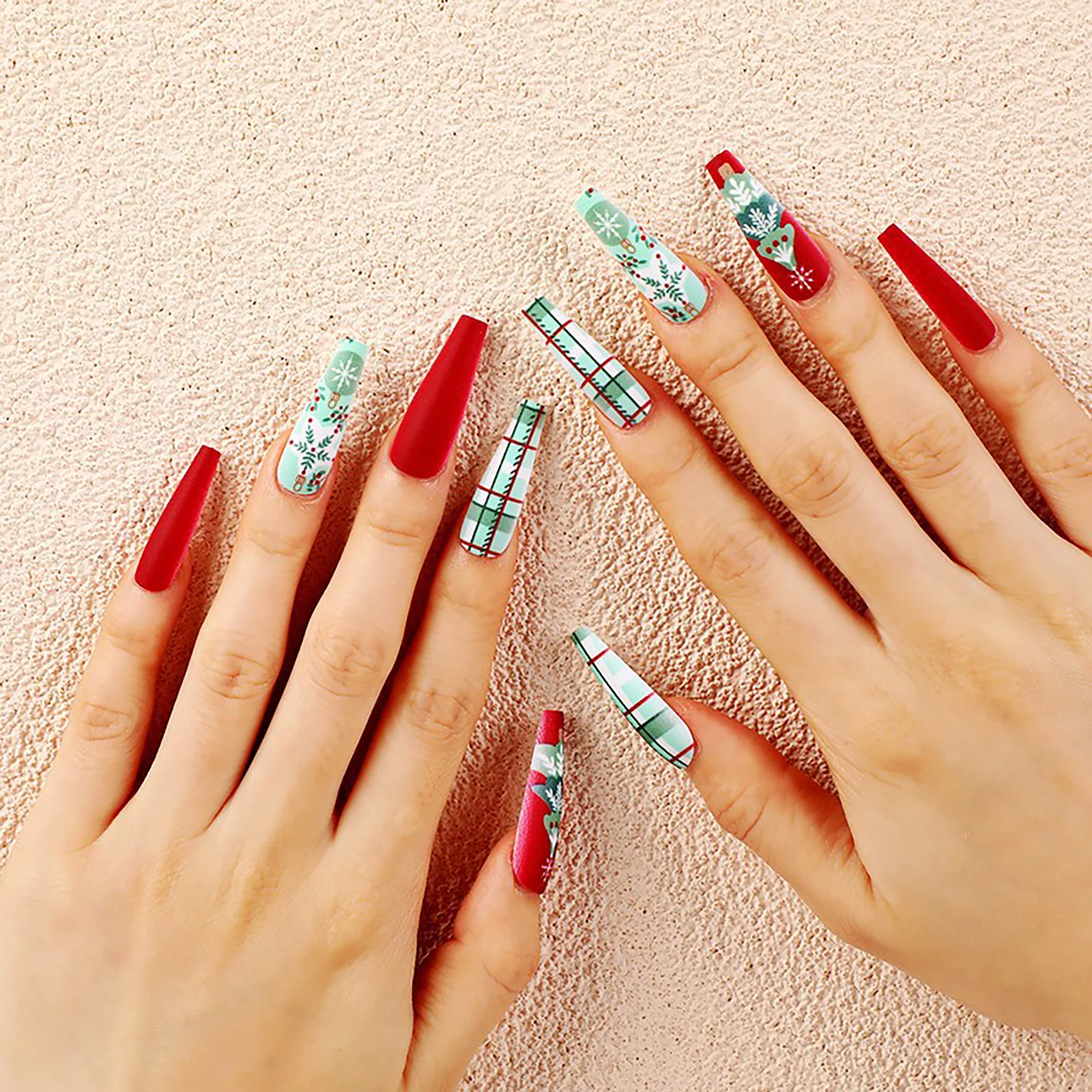 Matte Fake Nail for Women Christmas Red and Green Tree Pattern Artificial Nail for Women and Girl Nail Salon at Home