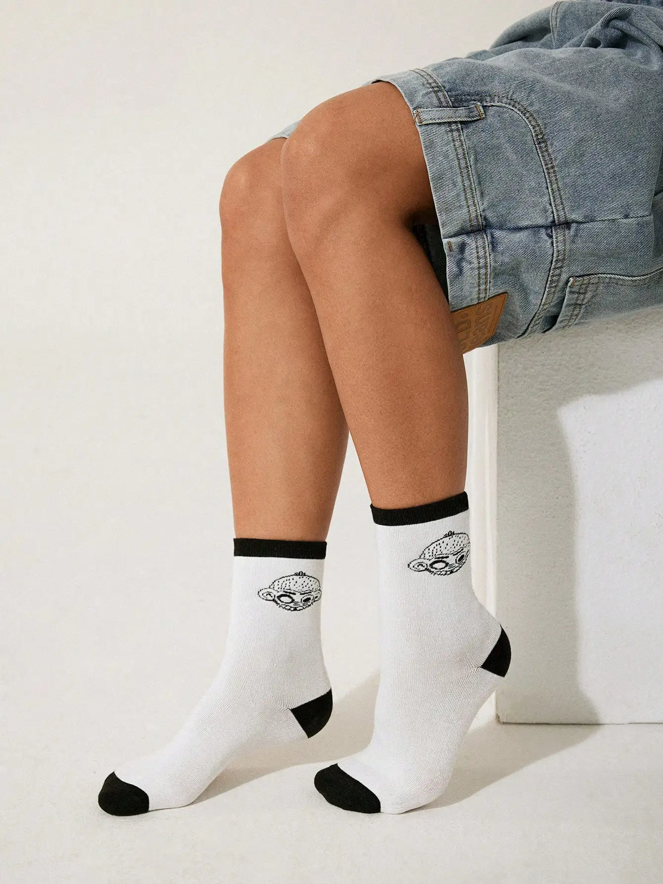 

5 pairs Unisex Alien Cartoon Print Mid Calf Socks Black Cuff Toe Heel Design Soft Cotton Breathable Daily Street Fashion Socks