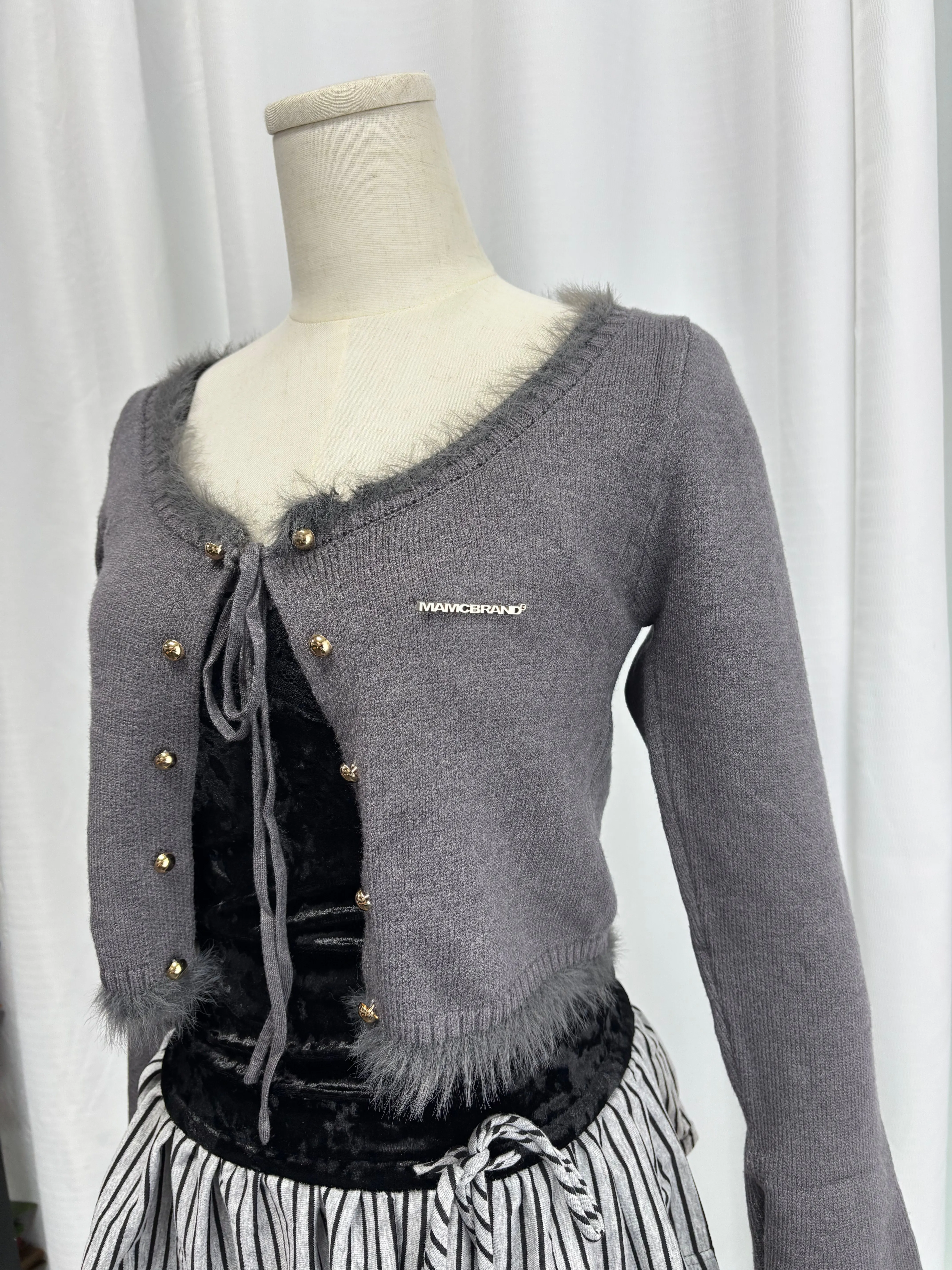 Real Shot Zweiteiliges Damen-Set mit quadratischem Ausschnitt und Strickjacke zum Binden + gefälschtem zweiteiligem gestreiftem Rüschen-Cami-Oberteil mit langen Ärmeln