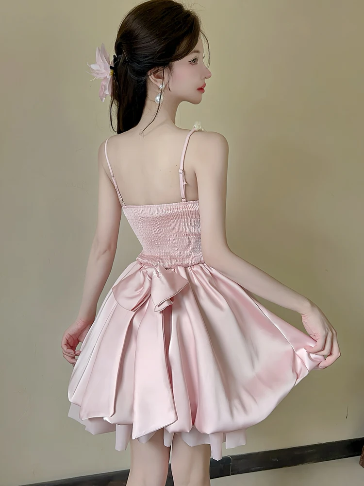 فستان قصير مثير من الساتان الوردي الجديد لعام 2025 فستان نسائي أنيق بفيونكة كاواي فستان صيفي كوري مكشكش للحفلات