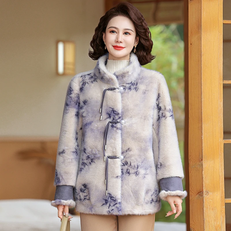 

Новая китайская осенне-зимняя бархатная куртка 2024 года для женщин среднего возраста, зимняя одежда в национальном стиле, с кожаными и меховыми вставками