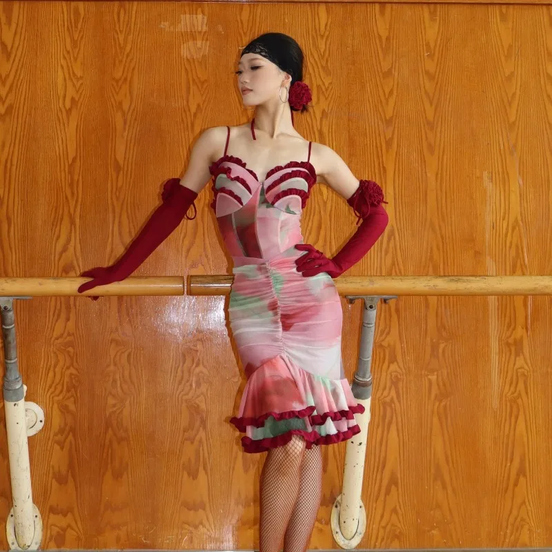 Abito da ballo latino personalizzato Completo da allenamento per donna Set da performance Canotta stampata Top Mezza gonna con bordo arricciato a doppio strato