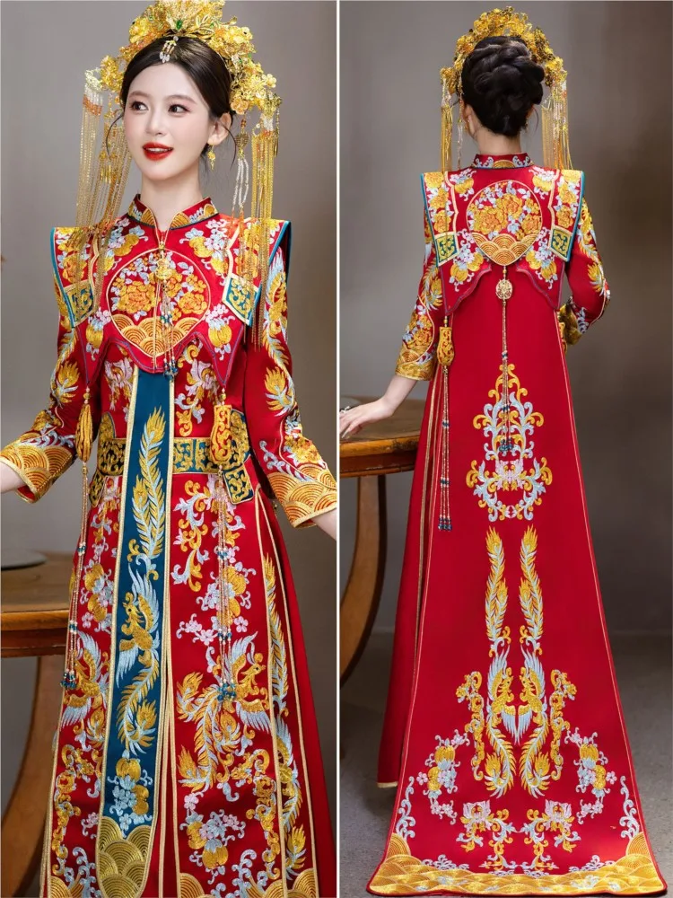 Phoenix crown and rosy wedding dress Chinese-style banquet with a long tail