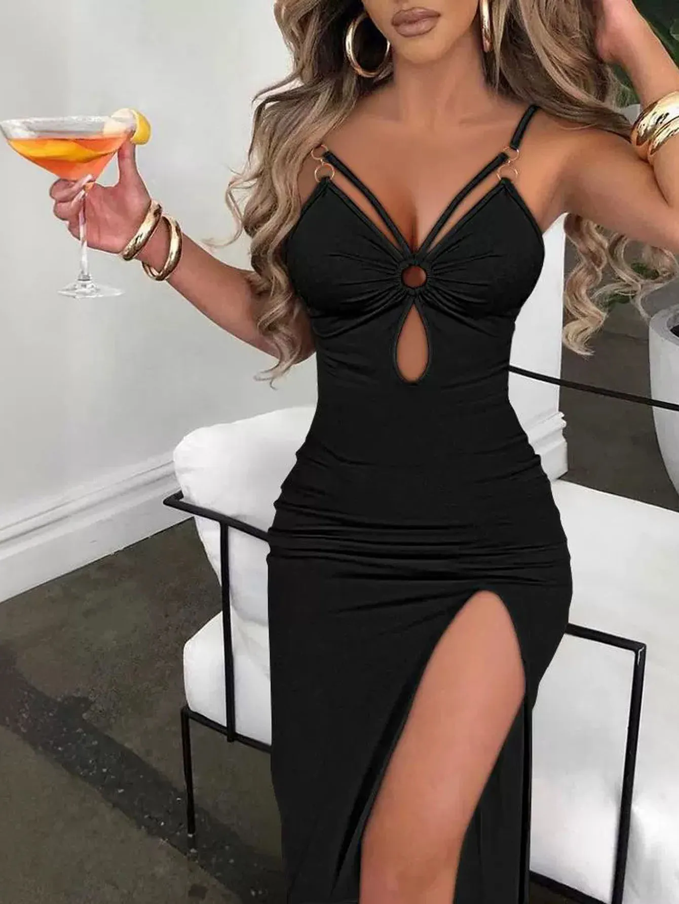 ファッションカットアウトリングソリッドキャミドレス、セクシーなスパゲッティストラップバックレススリムスプリットチェストラッフルドレス、レディース服