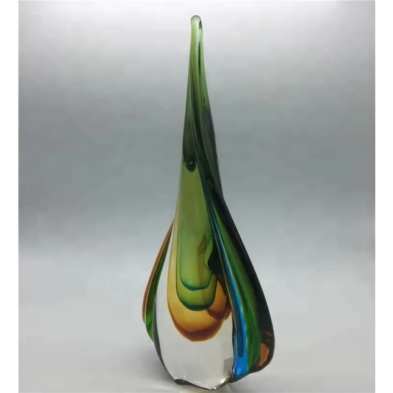 Hand-blown glass teardrop handicrafts are colorful and high-value