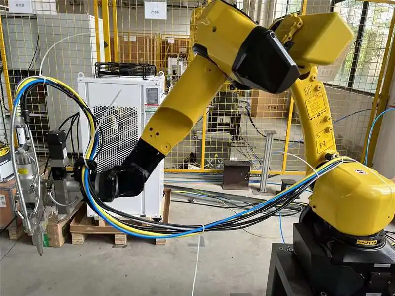 2000 W Faserlaserkopf 3D Roboter Schneidemaschine