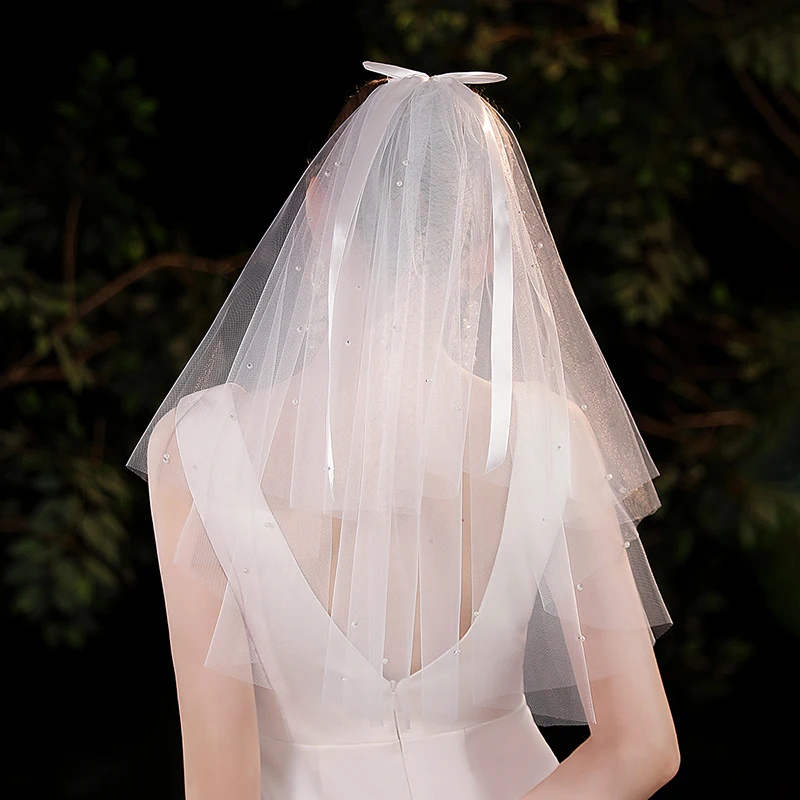 Elegant white minimalist bridal veil, suitable for women's weddings with a waist length veil (excluding model earrings)