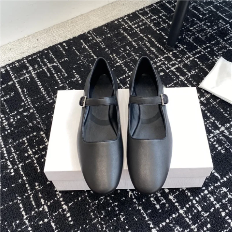 The new ballet flats allow you to showcase a lively and fashionable style while walking, adding a touch of fun to your steps