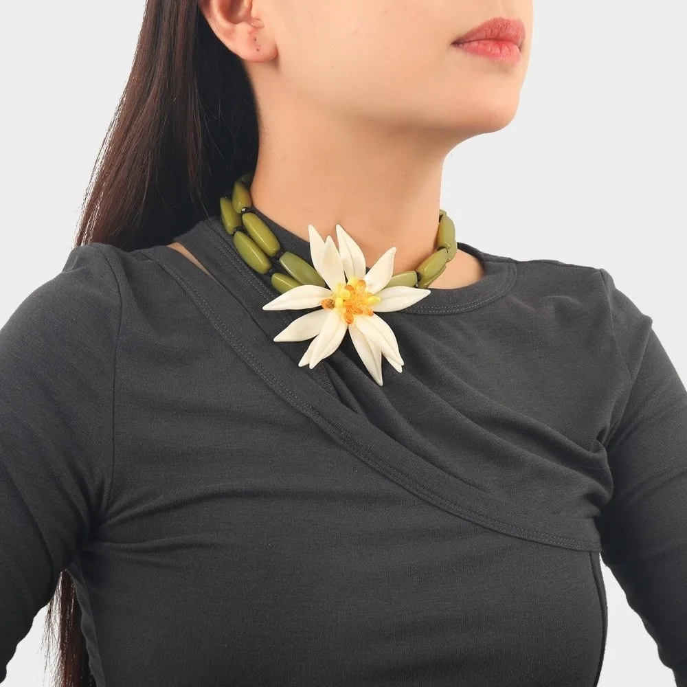 Ювелирные изделия ручной работы с лепестками цветов, преувеличенный дизайн, материал из смолы, ювелирные изделия с PVD-покрытием, цветочный дизайн, модный стиль