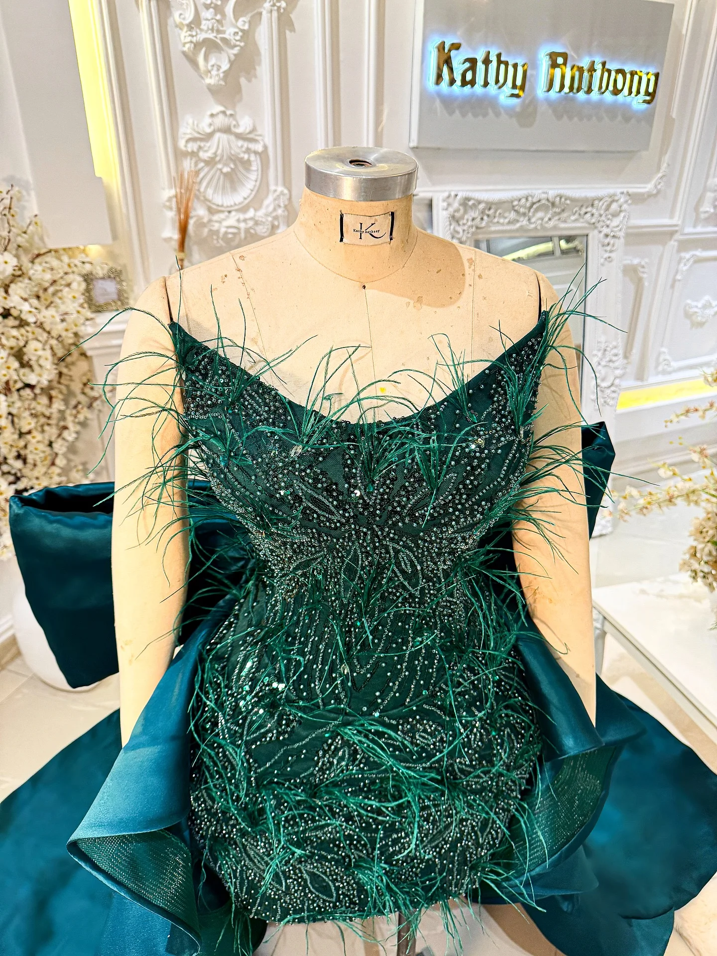 Nieuwe luxe smaragdgroene veren a-lijn avondjurk glitter kralen lovertjes galajurk met satijnen trein strik optochtjurk