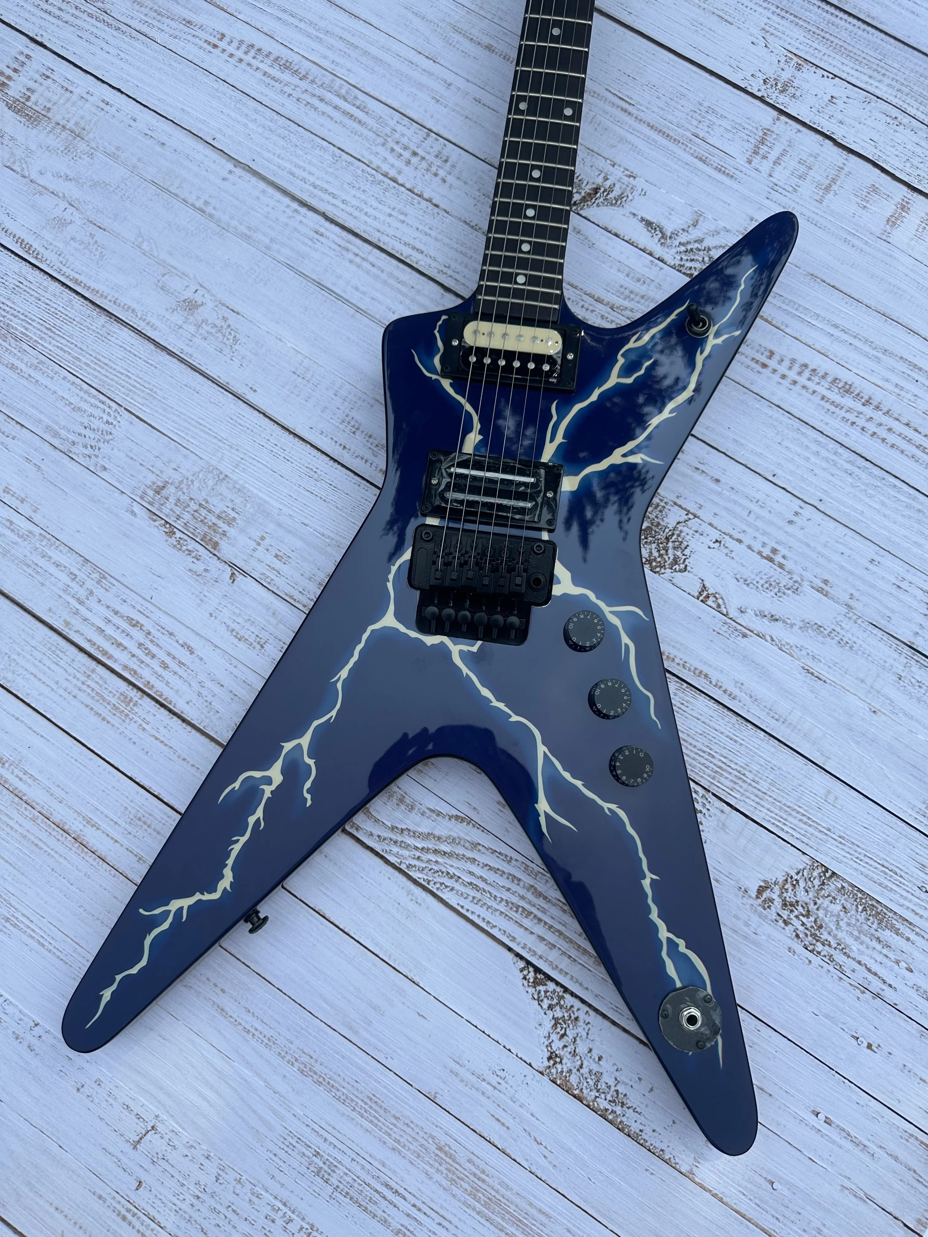 

Irregular electric guitar, black double shake, imported wood and paint, green tiger pattern, bright light, in stock, fast shippi