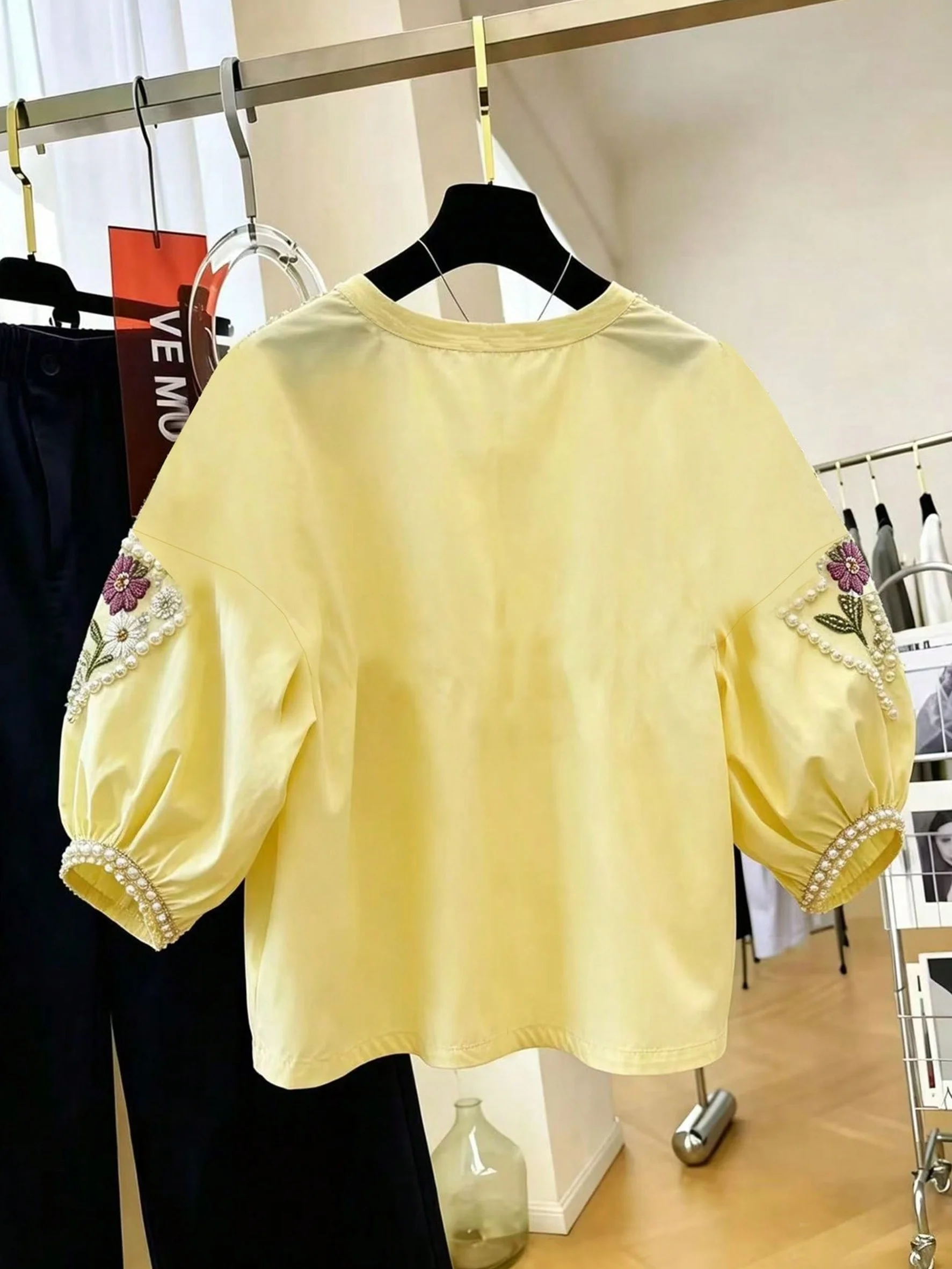 Elegantes Damen-Oberteil im Vintage-Stil mit Chrysanthemenmuster und verzierten Blütenblattärmeln, Rundhalsausschnitt, elegantes und süßes Damen-Oberteil mit lockerem, abfallendem Schulterärmeldesign, geeignet für tägliche Ausflüge, Partys und gesellige Anlässe. – Detail 2