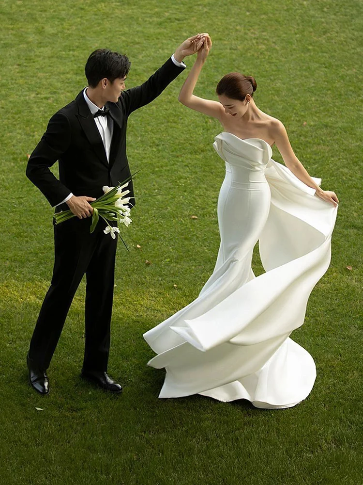 

Simple Bridal Gown with Train in Satin for Outdoor Photoaphy Wedding Dr Korean Sle with Strap And Fi Tail Design