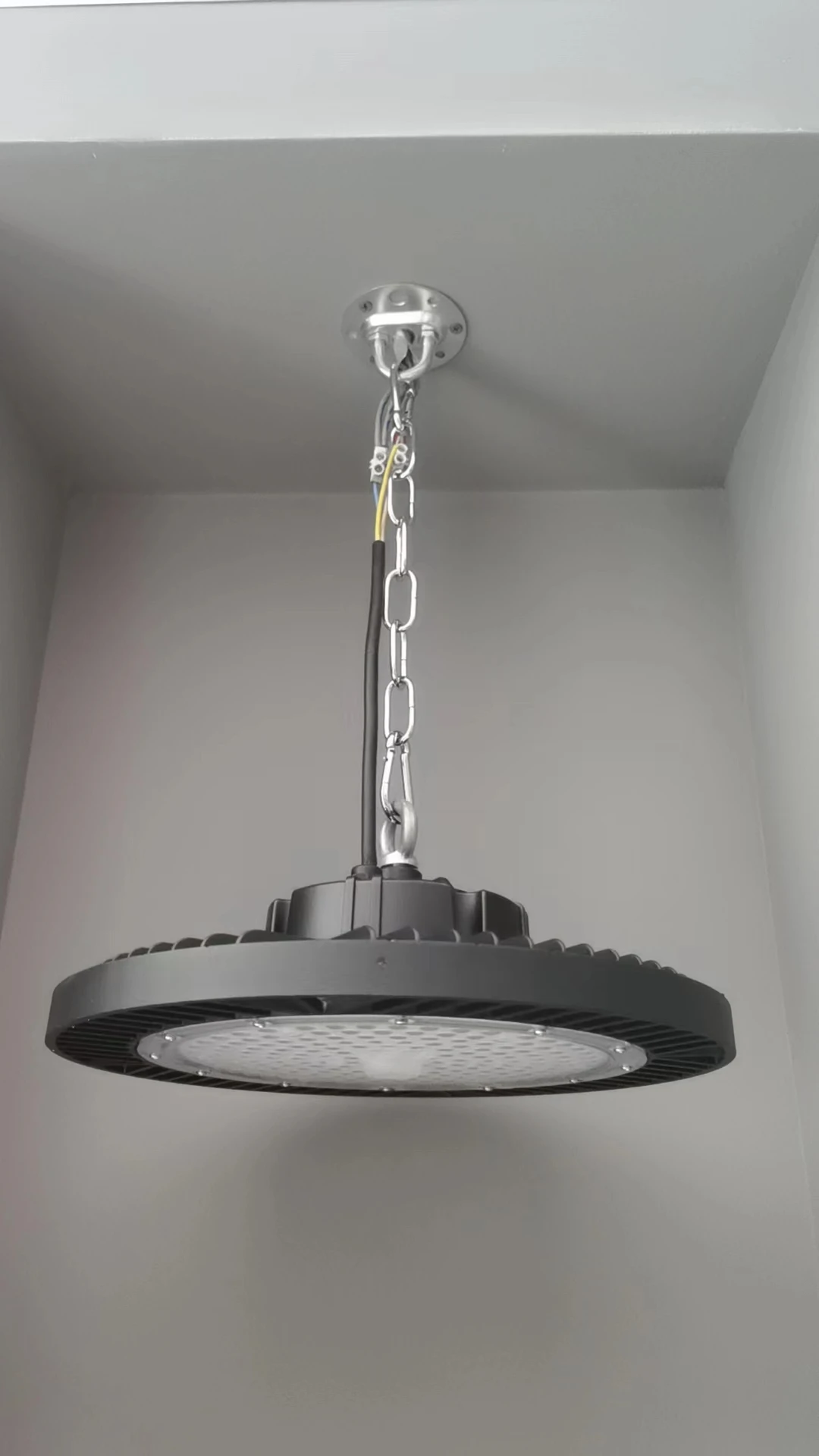 L'intense luminosité 110strada/w IP65 a mené l'ovni élevé de la lumière 100w de baie a mené la lumière élevée de baie AC80-300V les lumières menées par baie dimmable élevée