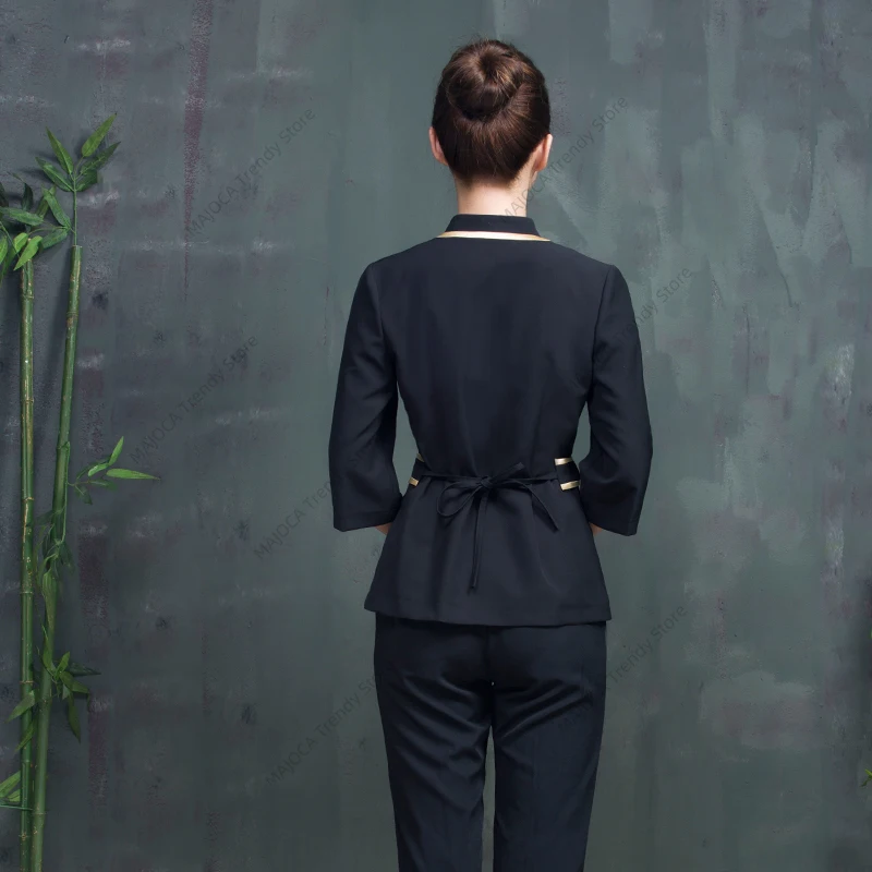 فني التجميل يرتدي حمام تدليك القدم والعناية بالبشرة وتصميم مانيكير ورموش لصالون الأظافر زي سبا للنساء