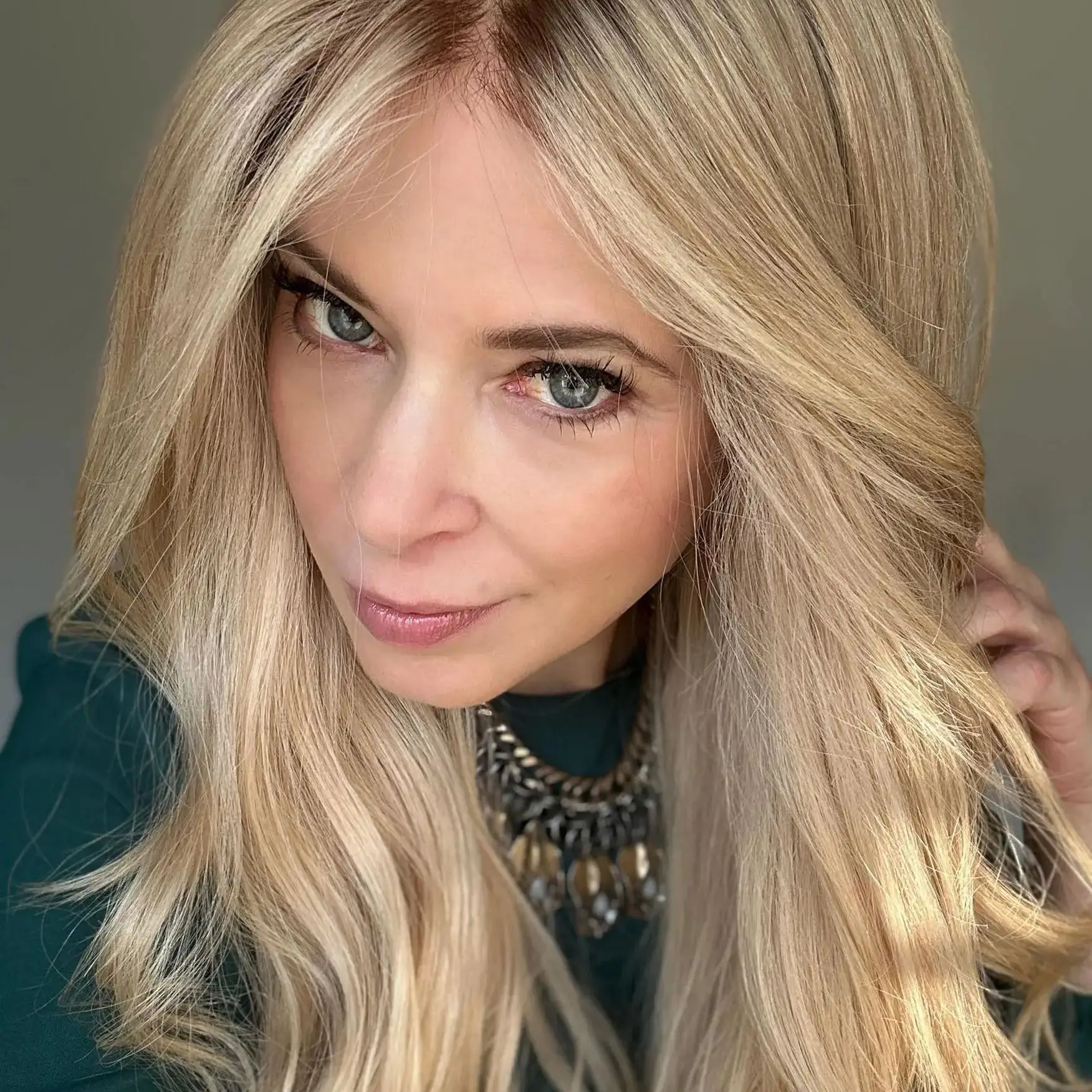 شعر مستعار عالي الكثافة 13x4 أومبير الرماد شقراء الدانتيل شعر مستعار أمامي ألياف مقاومة للحرارة شعر مستعار موجة طبيعية غلويليس غطاء كبير صغير الحجم