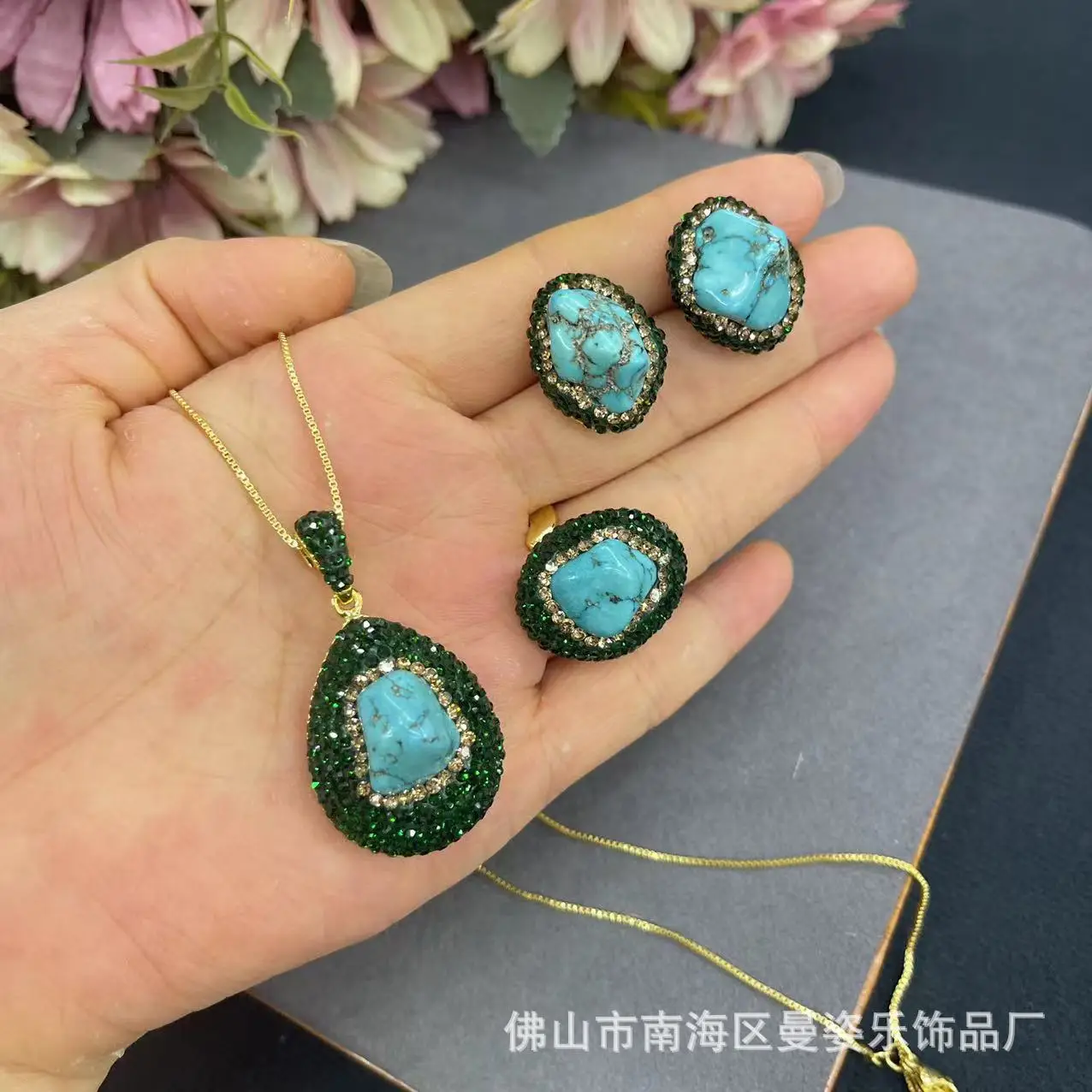 

Ore amorphous turquoise green clay inlaid exquisite three-piece set French vantage popular jewelry pendant necklace earring ring