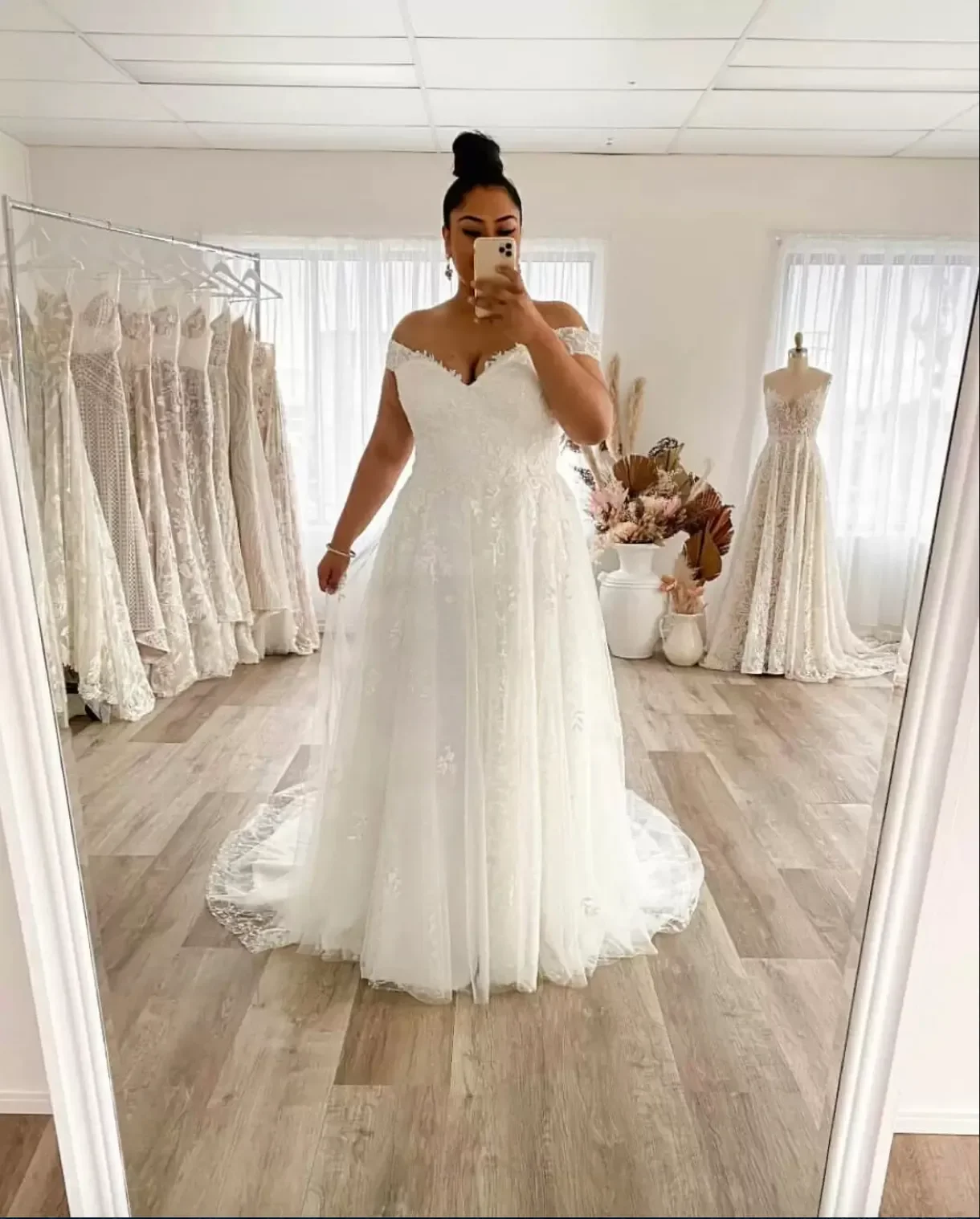 Plus Size Wedding Dress A Line Off The Shoulder Lace Big Bridal Gowns Appliques Zip Back Gorgeous Lady Marriage Dresses