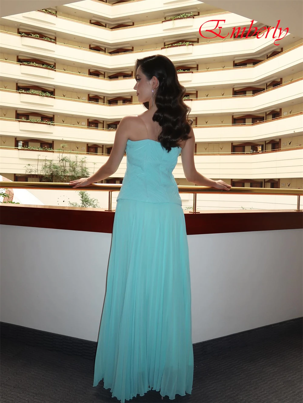 맞춤형 우아한 끈이 없는 이브닝 드레스와 패션 쉬폰 특별 행사 가운과 기질 홈커밍 드레스