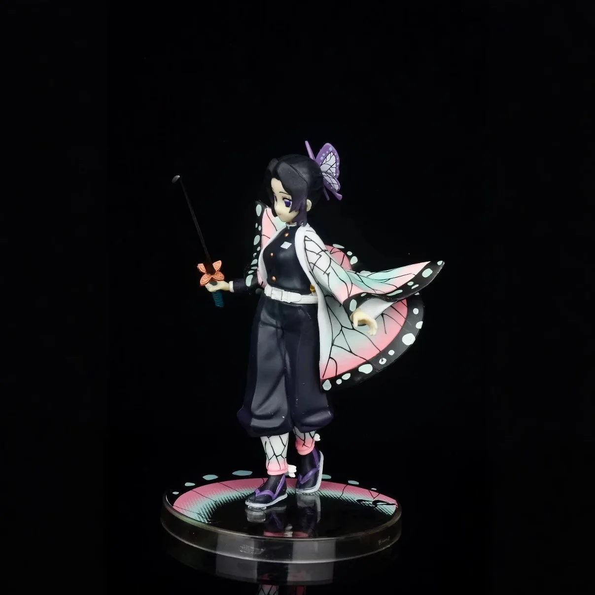 優美なポーズのアニメ剣士フィギュア、蝶をテーマにした毒刃のディテールを施した手作りコレクタブルスタチュー