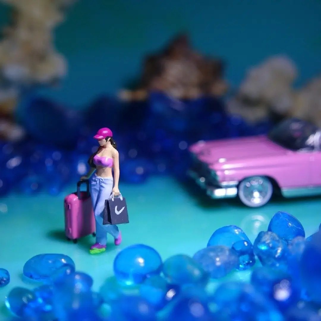 Bandeja de arena, modelo de microtomo, figura de juguete, hermosa chica con adorno de maleta, 2,7 cm, 1/64