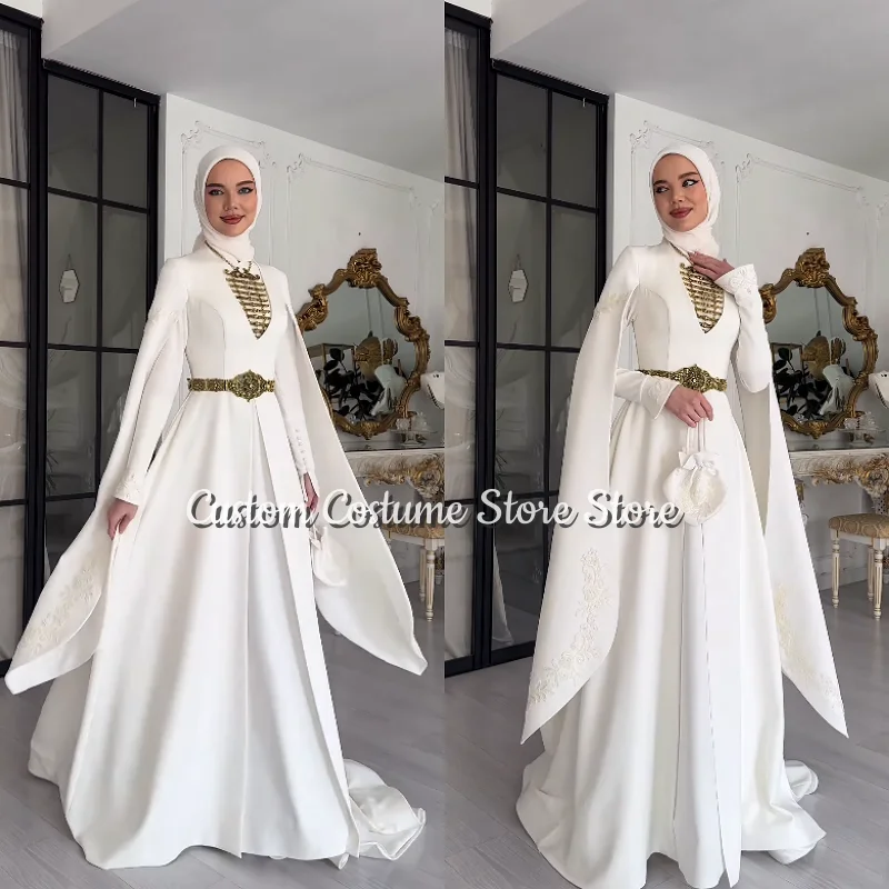 Weiße nationale Hochzeitskleider mit hohem Kragen, langen Ärmeln, Stickerei, Gürtel, Satin, Kaukasus, Inguschetien, muslimische Brautkleider, individuell gestaltet