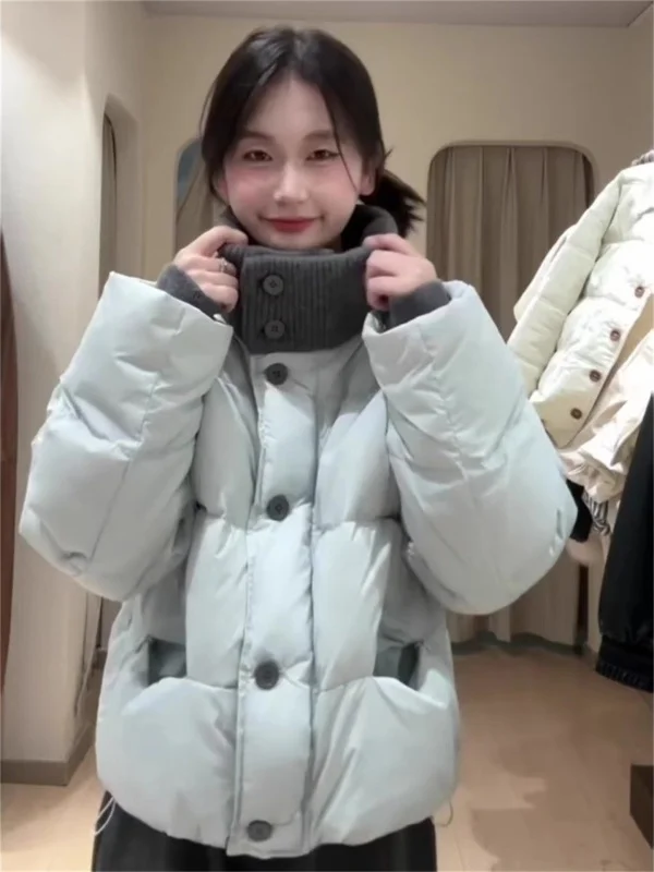 

Корейская женская зимняя теплая куртка-пуховик из хлопкового трикотажа с цветными блоками, воротником-стойкой, длинными рукавами и молнией