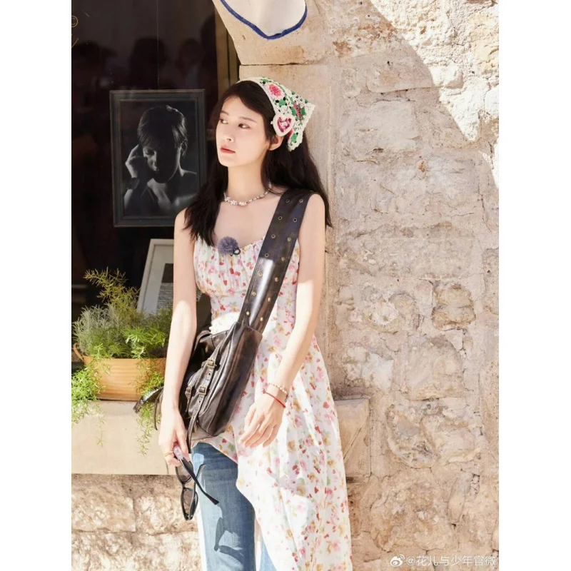 Zhao Zhaoyi Floral y juvenil, vestido largo con tirantes florales irregulares del mismo estilo, diseño de primavera para mujer, vestido largo que se pega la cintura