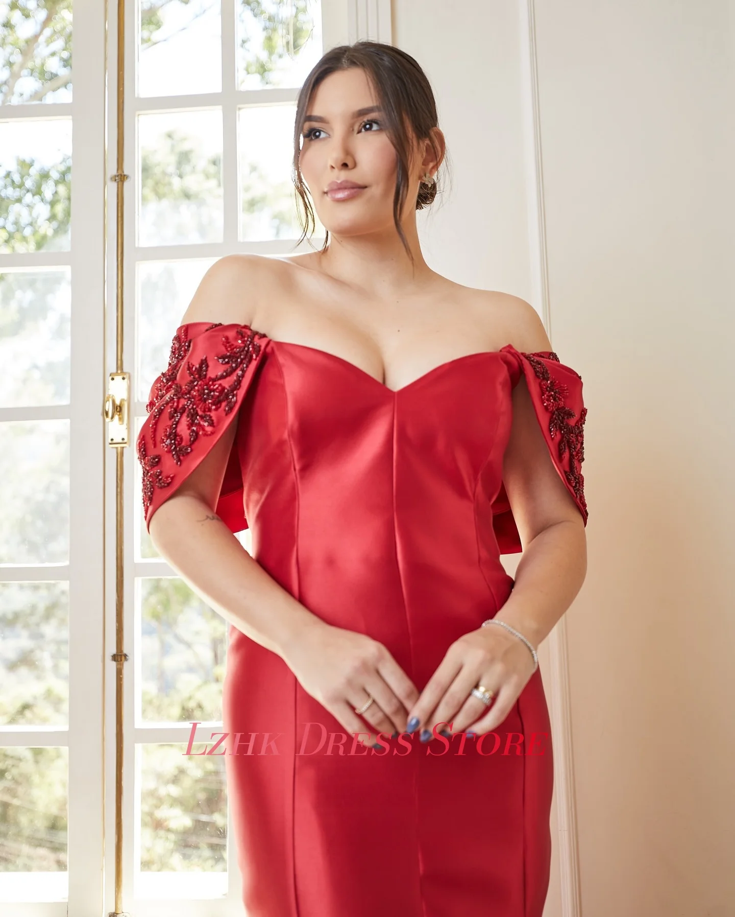 Vestido de noche personalizado de satén delicado, sirena con hombros descubiertos, apliques con cuentas, temperamento, mangas cortas, vestidos de fiesta con cuello en V