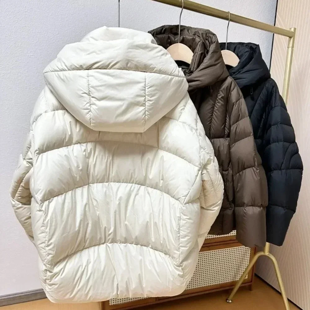 سترة جديدة لخريف وشتاء 2025 خفيفة للغاية ودافئة بقلنسوة منتفخة للخبز سترة نسائية عصرية سترات فضفاضة بيضاء مبطنة معطف من الريش
