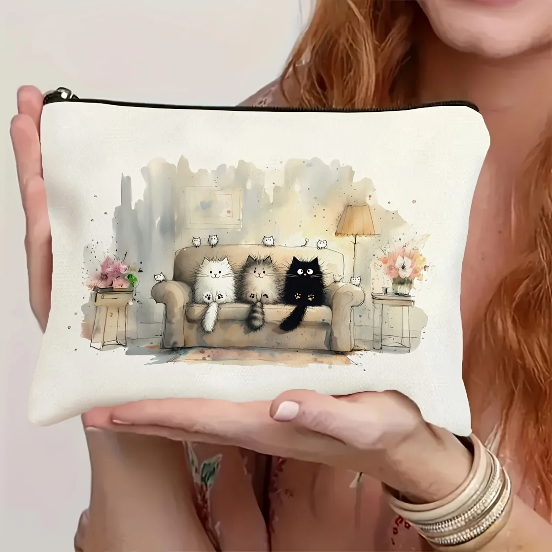 Adorabile borsa per il trucco con stampa di gatti. Scena accogliente del soggiorno con gatti e dettagli floreali. Borse per cosmetici e articoli da toilette da viaggio