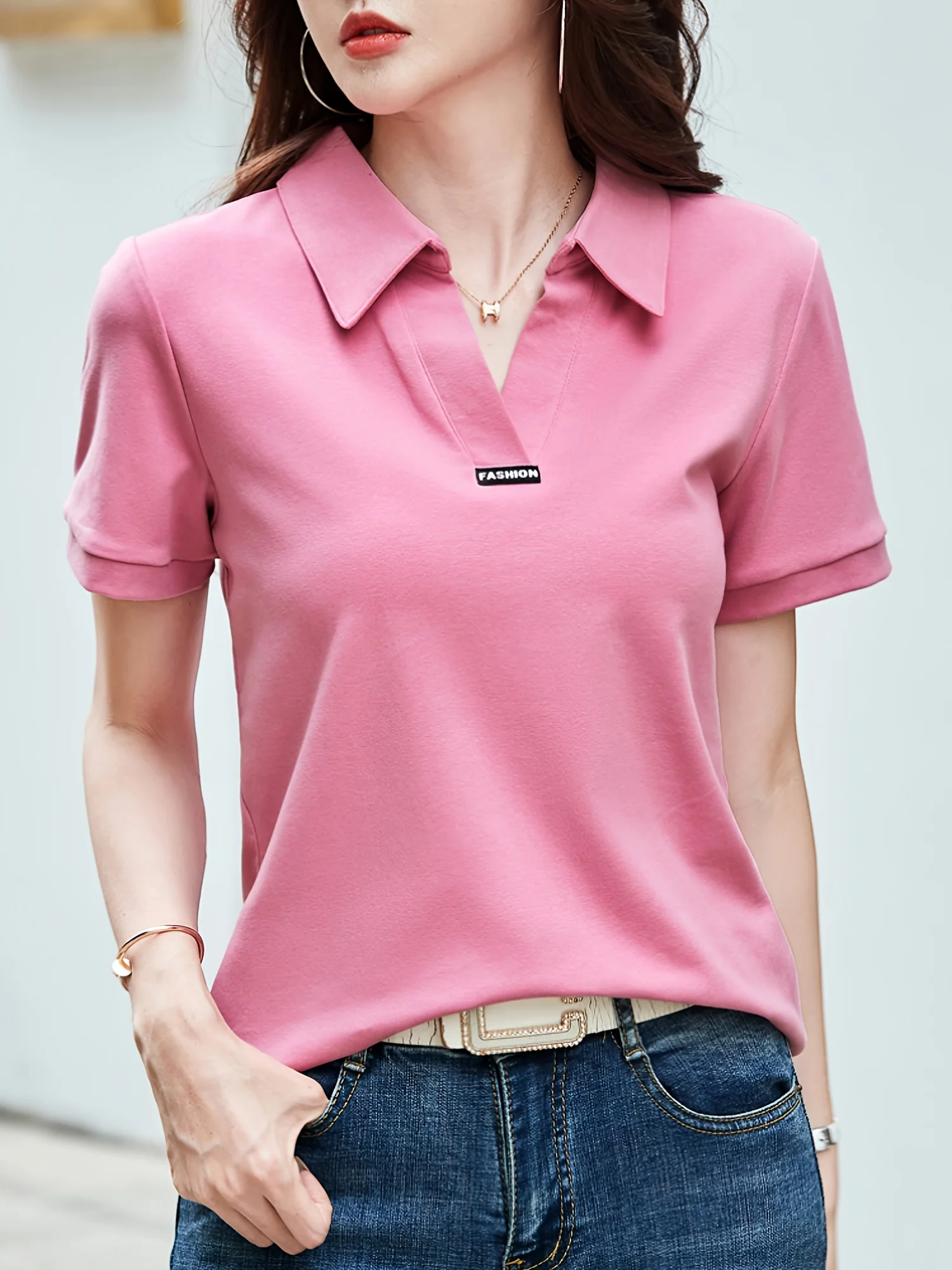 Damska letnia koszulka POLO z krótkim rękawem w jednolitym kolorze i ozdobnym, modnym, swobodnym dzianinowym topem przy dekolcie.
