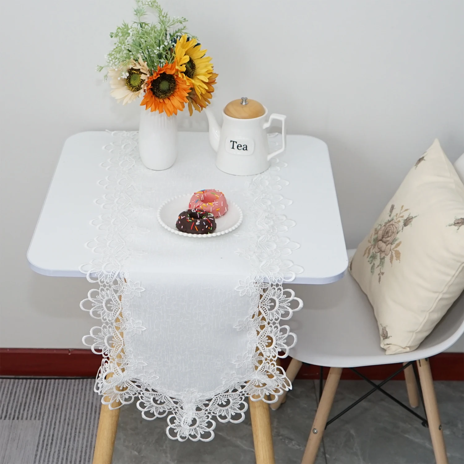 Luxury Embroidered Lace Trim White Color Polyester Slubbed Cloth Floral Style Table Runner Shoe Cabinet TV Stand Cover Bed Flag